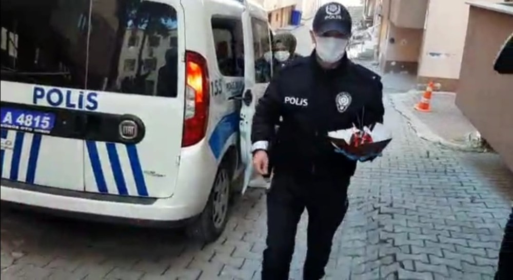 Bolu’da polis ekiplerinden minik çocuğa doğum günü sürprizi 