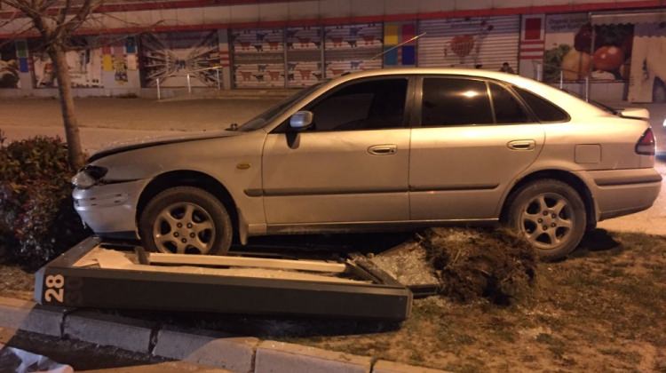 Bolu’da reklam tabelasına çarpıp 2 kişiyi ezdi