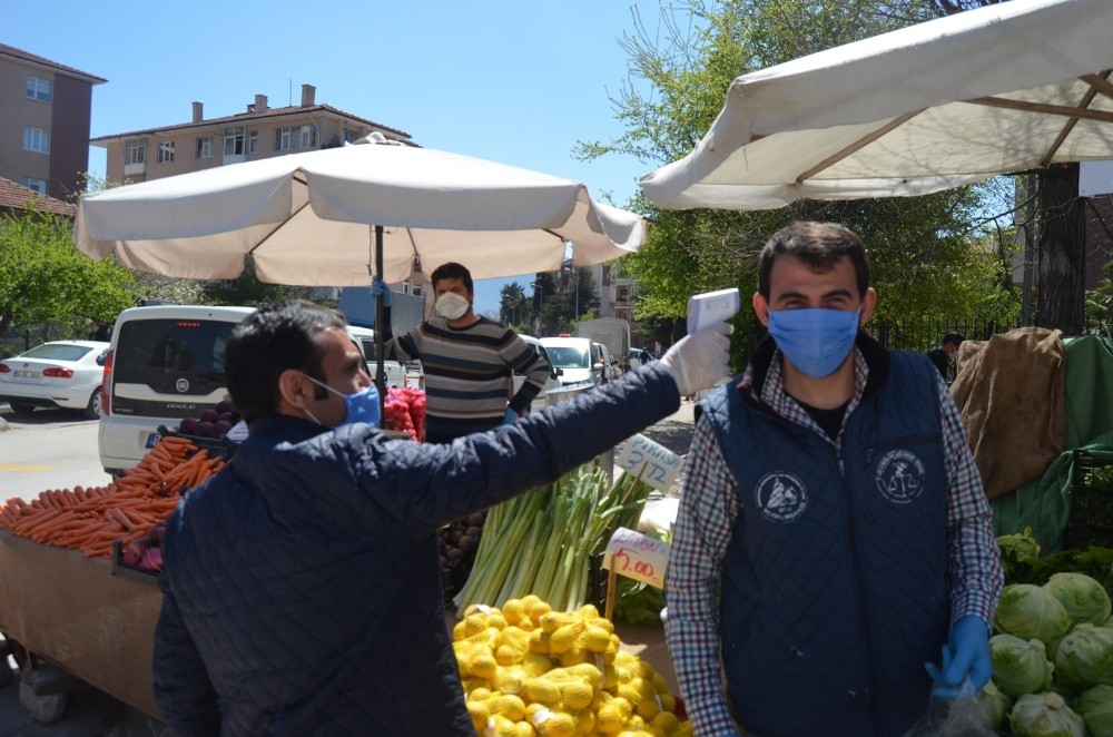 Bolu’da semt pazarında sosyal mesafe kuralına uyuluyor 