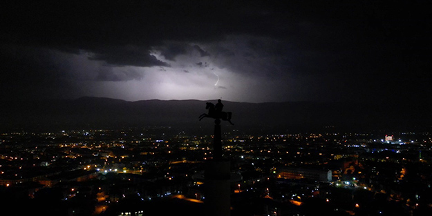 Bolu’da şimşekler geceyi aydınlattı