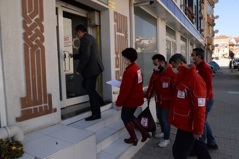 Bolu’da, sokağa çıkamayan yaşlı vatandaşlara yardım eli 