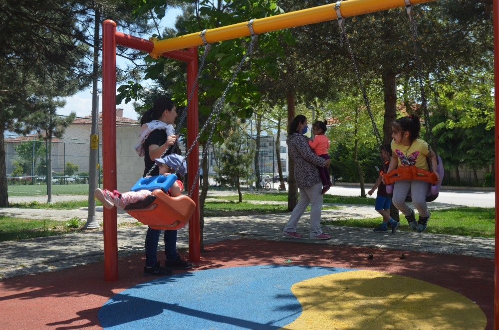 Bolu’da, sokağa çıkma kısıtlaması kaldırılan çocuklar parkları doldurdu 