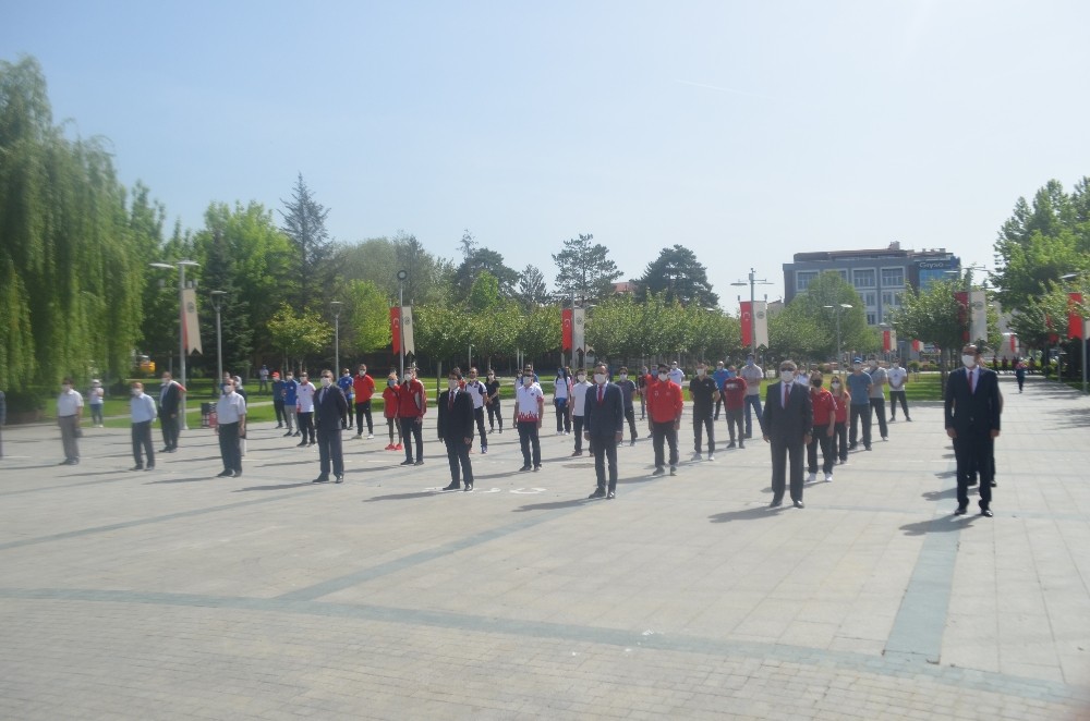 Bolu’da sosyal mesafeli 19 Mayıs töreni 