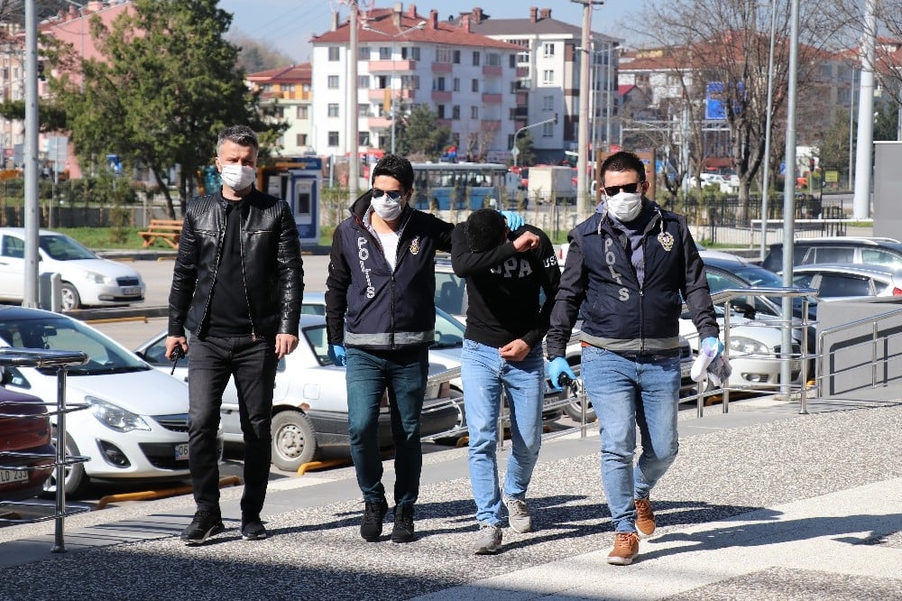 Bolu’da, soyduğu marketin güvenlik kamerası kayıtlarını da çalan hırsız adliyeye sevk edildi 