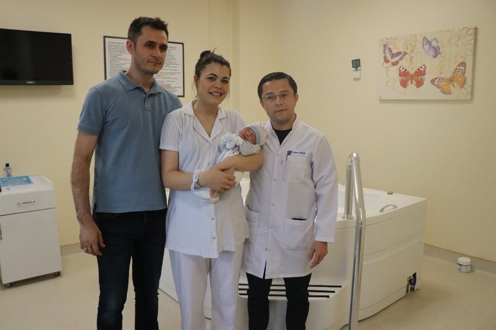 Bolu’da suda doğum yöntemiyle ilk bebek dünyaya geldi 