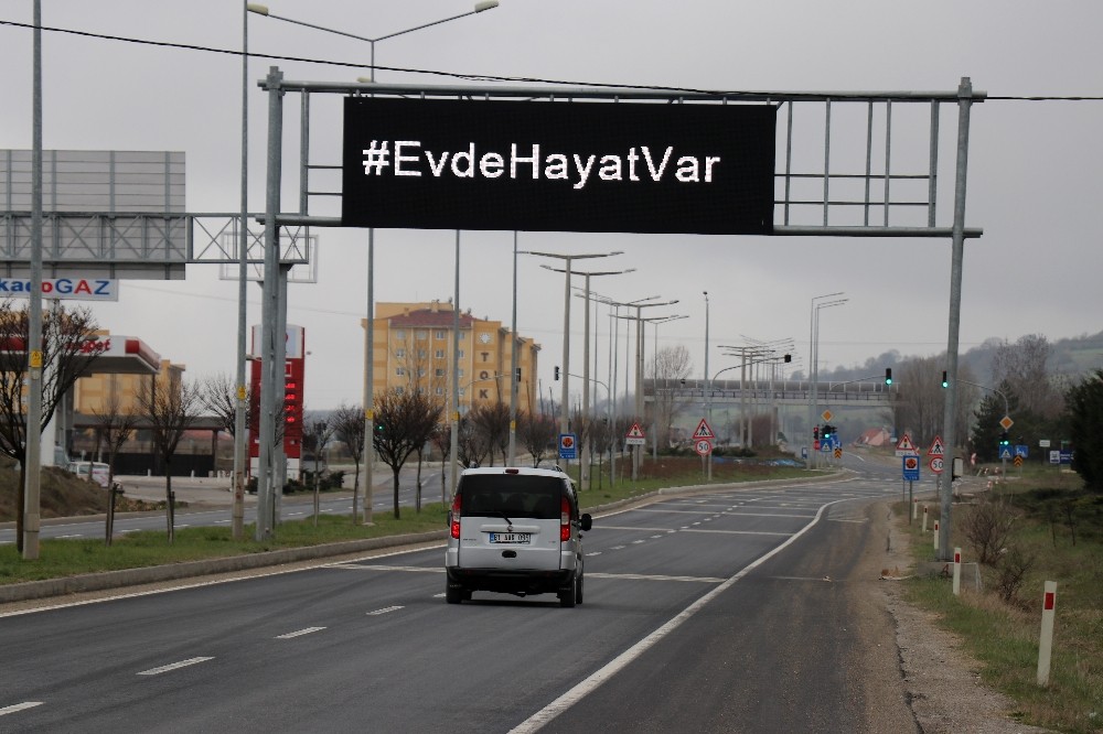 Bolu’da, sürücülere ışıklı tabelalardan ‘evde kal’ çağrısı 