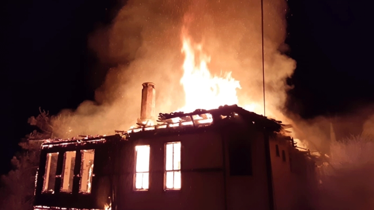 Bolu’da tarihi miras yok oldu! Keyvanlar Konağı küle döndü