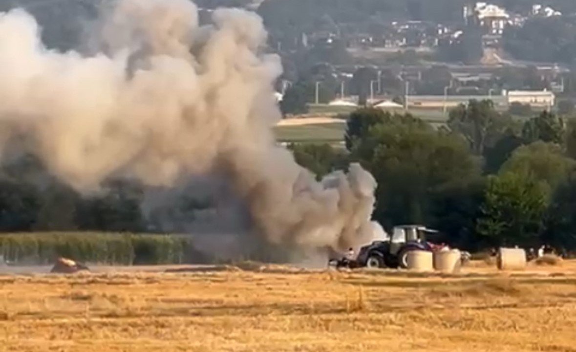Bolu’da Tarlada Balya Makinesi Yandı, Anız Yangınına Neden Oldu