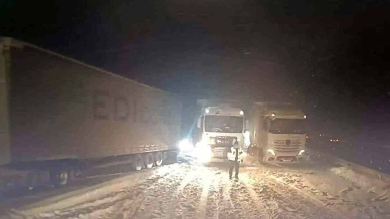 Bolu’da TEM kilitlendi! 3 tır yolu kapattı, araç kuyrukları kilometrelerce uzadı