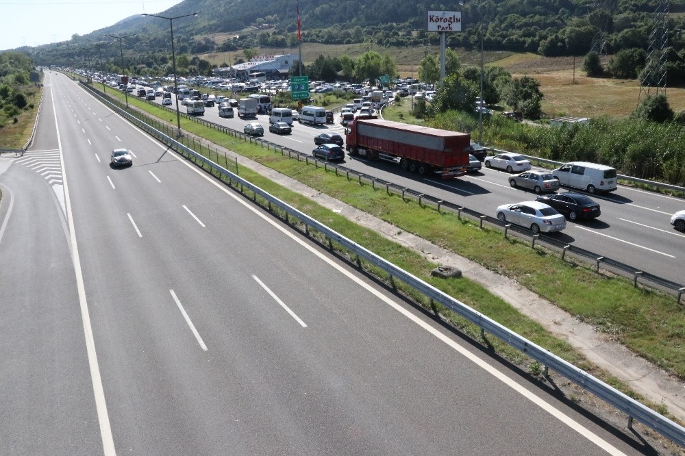 Bolu’da, TEM Otoyolu’nda bayram trafiği yoğunluğu 