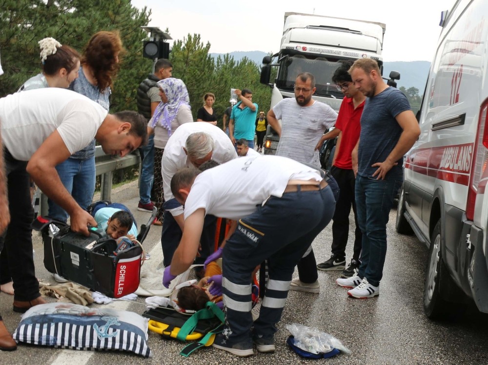 Bolu’da, tırla çarpışan otomobildeki 1’i çocuk 6 kişi yaralandı 
