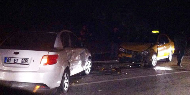 İki otomobil kafa kafaya çarpıştı