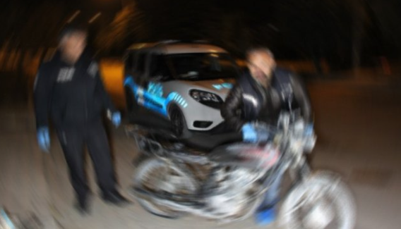 Bolu’da trafik polisinden kaçan motosikletli cezadan kaçamadı: 2 sürücüye 80 bin lira ceza