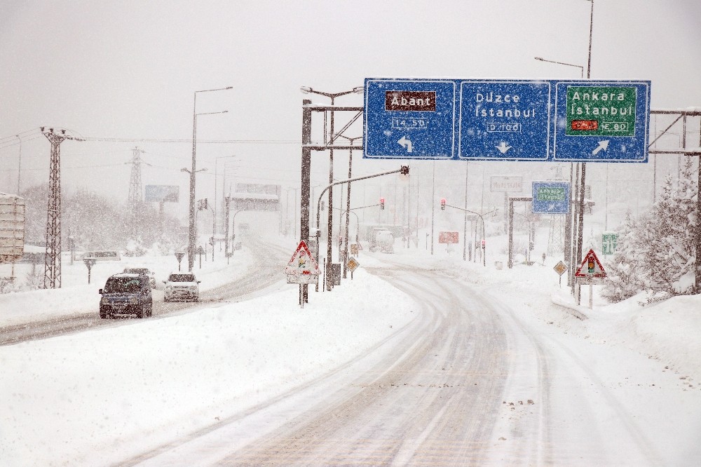 Bolu’da yoğun kar yağışı devam ediyor 