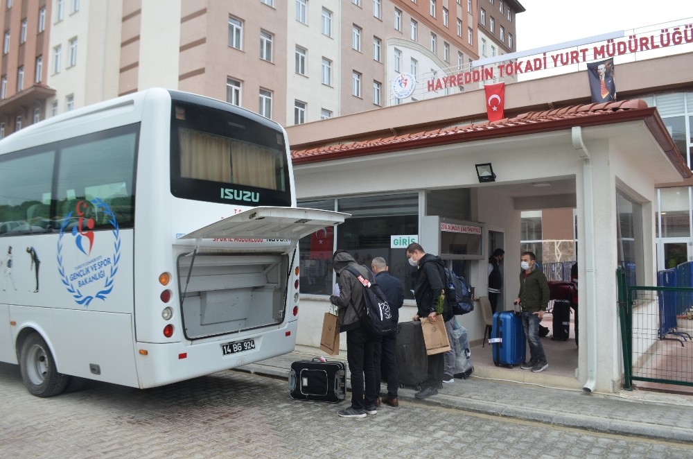 Bolu’da, yurt dışından geldikten sonra karantina altına alınan vatandaşlar, bayramı aileleriyle geçirmek üzere tahliye edildi 