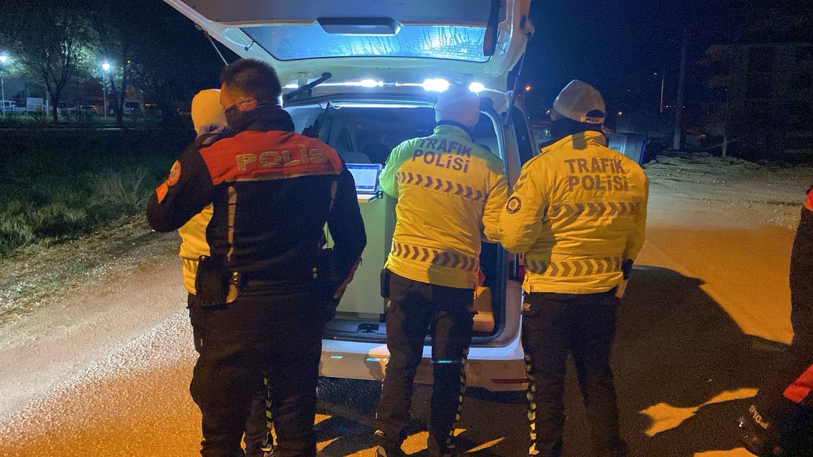 Bolu'da zehir tacirine darbe! Şüpheli araçtan uyuşturucu fışkırdı: Ehliyetsiz magandaya 200 bin TL ceza!