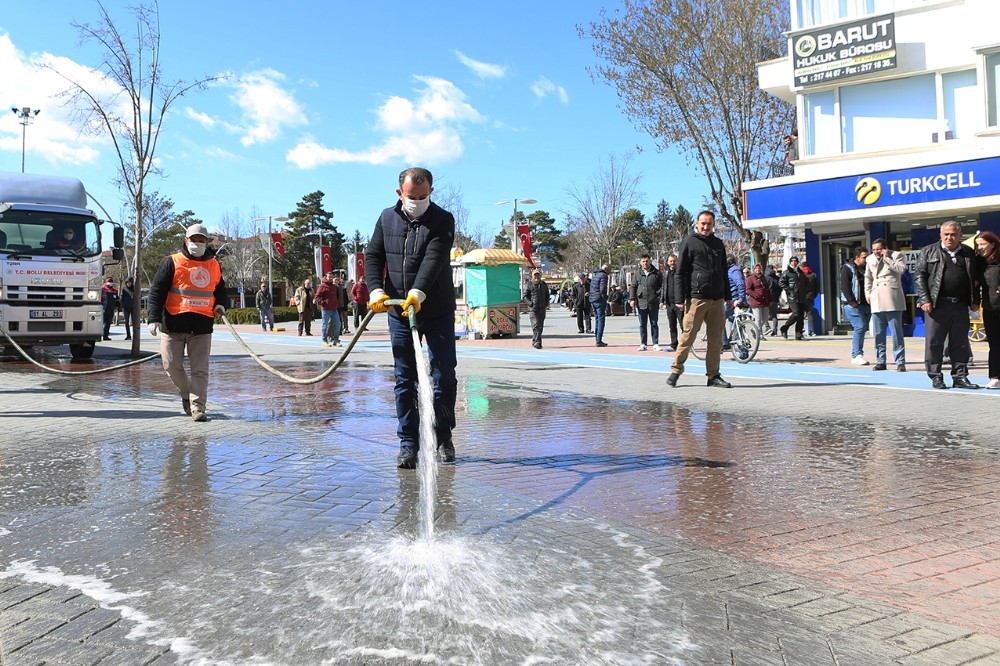 Bolu’nun en işlek caddesi korona virüse karşı dezenfekte edildi 