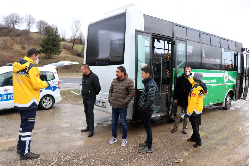Bolu’ya giriş ve çıkışlarda yolcuların ateşleri ölçülüyor 