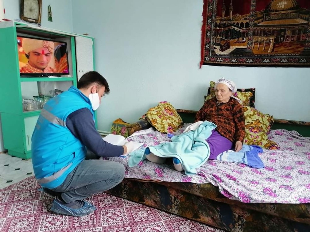 Bolvadin’deki yaşlıların emekli maaşları evlerinde ödeniyor 