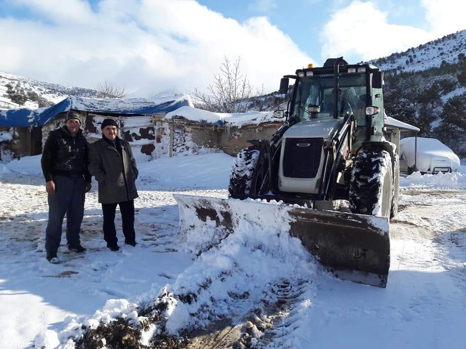 Bolvadin’e mevsimin ilk karı yağdı 