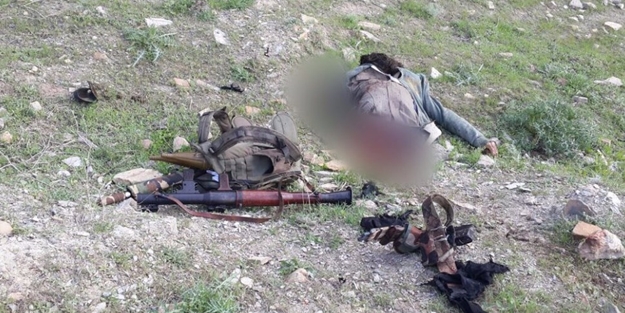 Bomba döşemeye çalışan terörist havaya uçtu