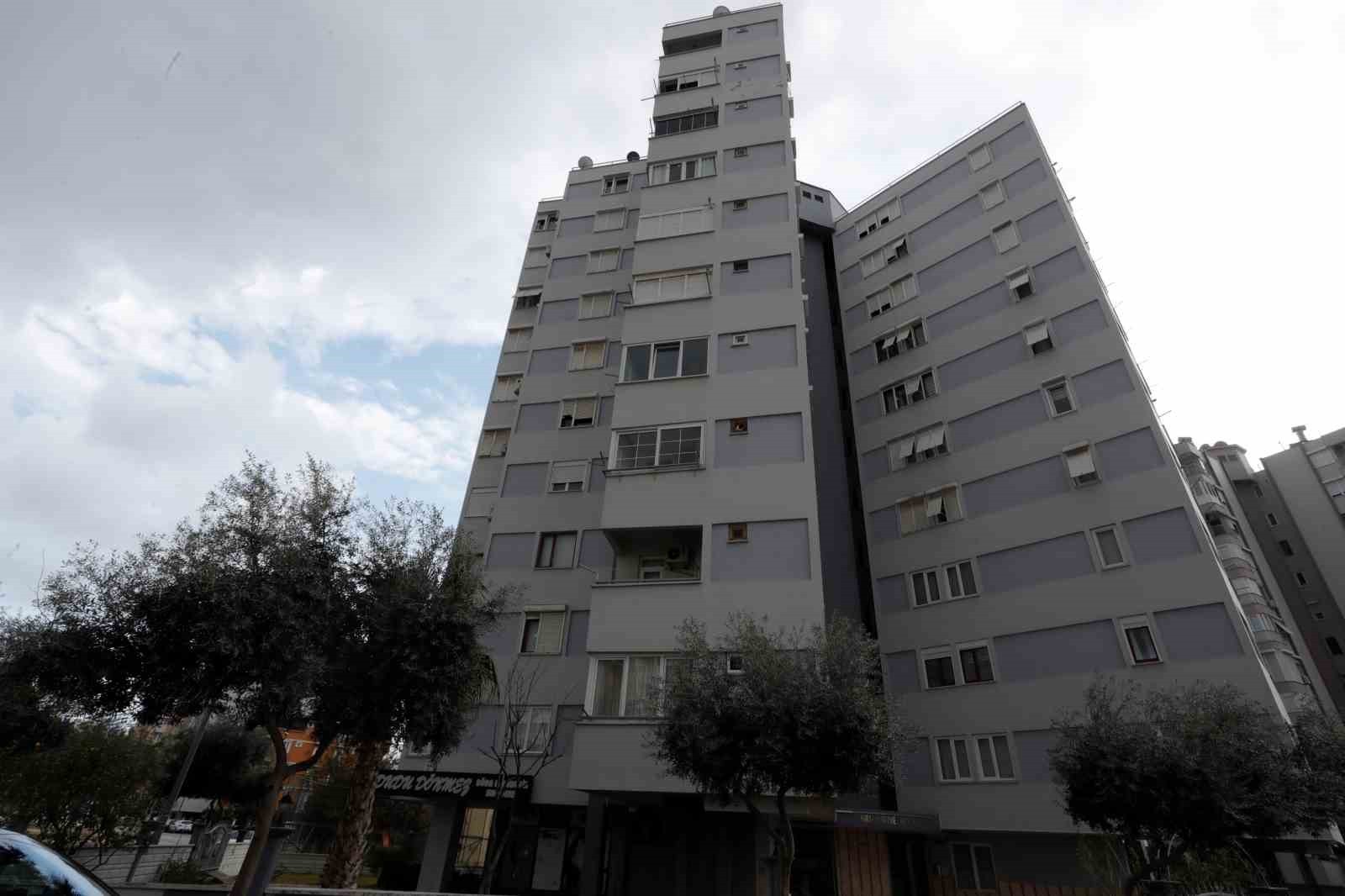 Bomba gibi patlayan yıldırım apartmanı deldi geçti