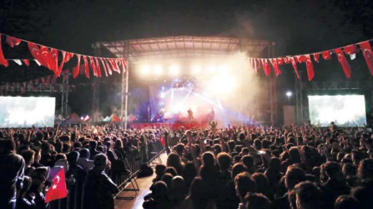 Bomba iddia! Devleti soyan o şarkıcılar kim?