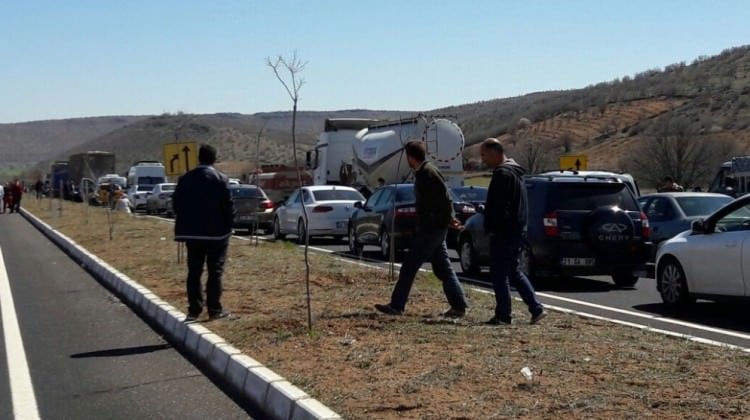 Diyarbakır-Mardin yolu kapatıldı! Ekipler bölgede