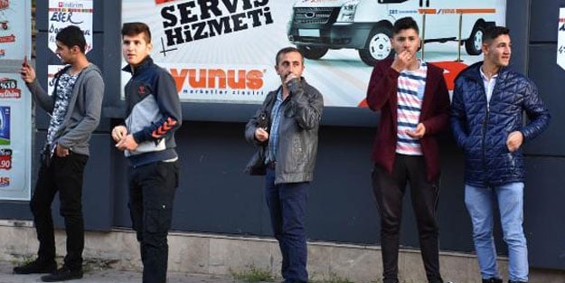 Bomba imha işlemini çekirdek çitleyerek izlediler