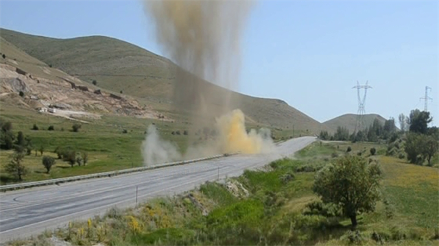 Bomba PKK'lının elinde patladı