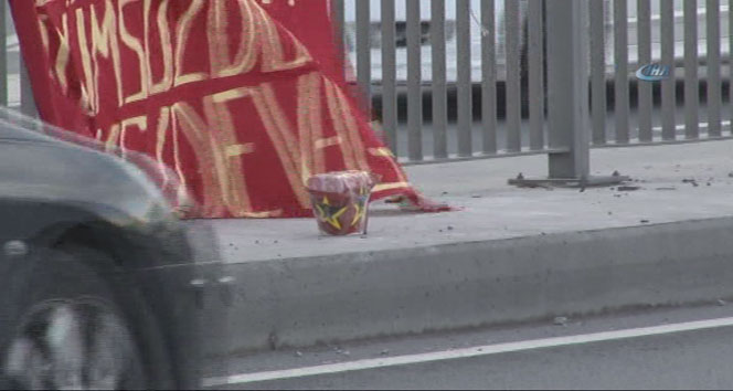 Bomba süsü verilmiş pankart, polisi alarma geçirdi