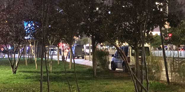 Bombadan şüphelenilen çantaya akılalmaz müdahale! Otobüsten indirip kaldırıma bıraktı