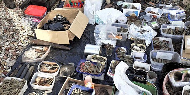 Bombalar, mayınlar, patlayıcılar... Evden çıkanlar dehşete düşürdü