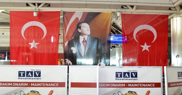 Bombanın patladığı yere Türk bayrağı