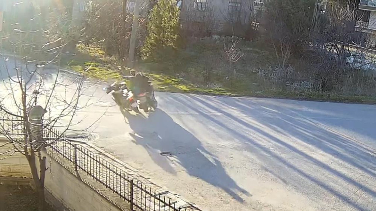 Bomboş yolda kafa kafaya çarpıştılar