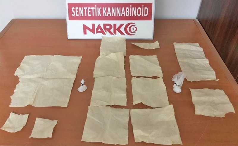 Bonzaileri kağıda emdirmişler: Zehir tacirleri tutuklandılar