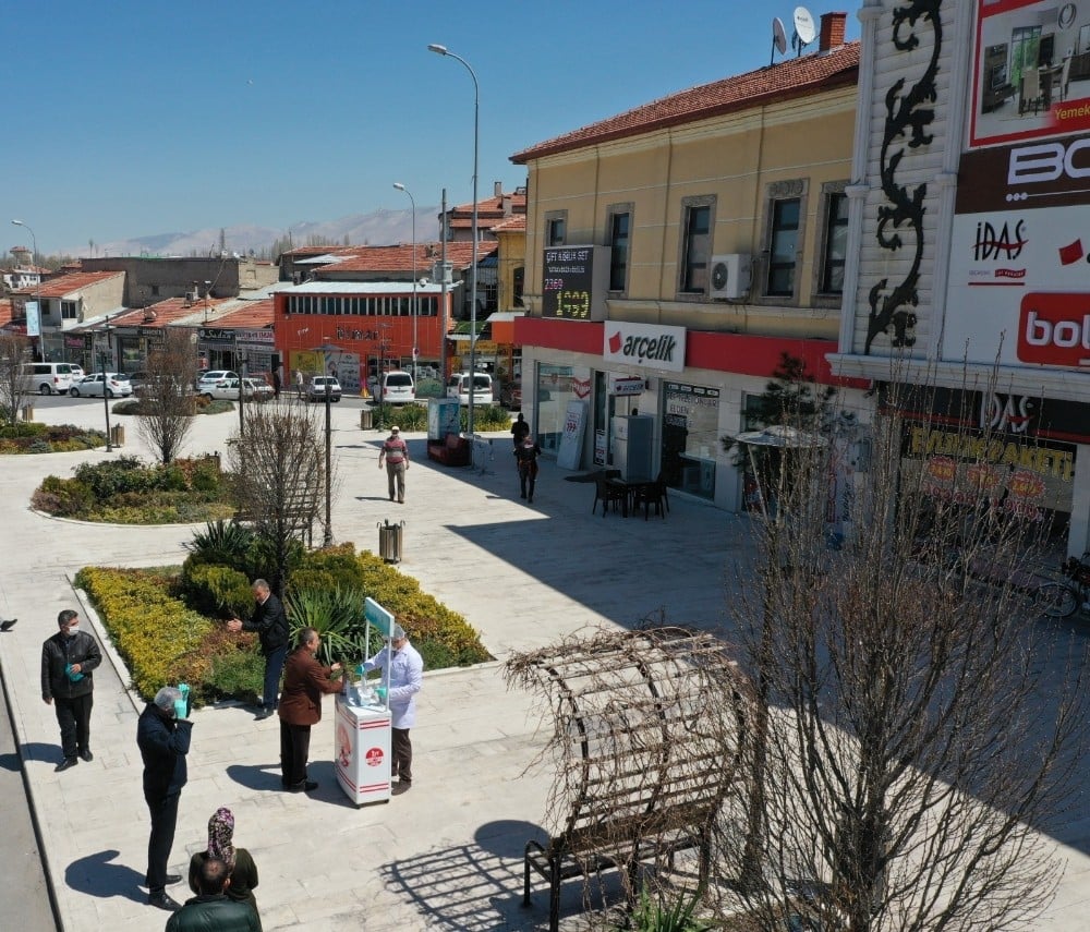Bor Belediyesi vatandaşlara ücretsiz maske dağıtıyor 