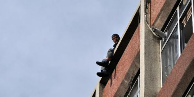 Borcunu ödeyemeyen vatandaş, iş hanının çatısında intihara kalkıştı