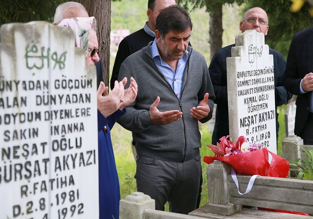Bordo-mavili taraftarlar mezarları başında anıldı 