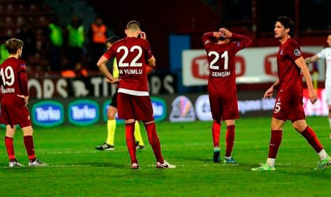 Bordo-mavili tarihi tersten yazıyor