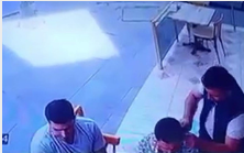Börekçide börek yiyordu! Arkadan sinsice yaklaşıp kulağını...