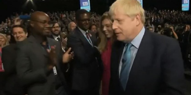 Boris Johnson'dan ırkçı hareket: Siyahilerin elini sıkmadı