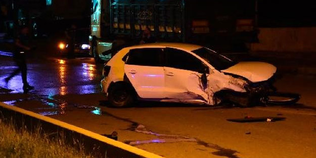 Bornova’da araç refüje çarptı: 1 ölü