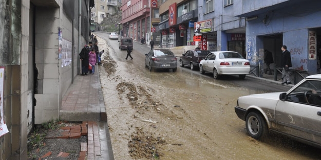 Boru patladı, şehir merkezini su bastı