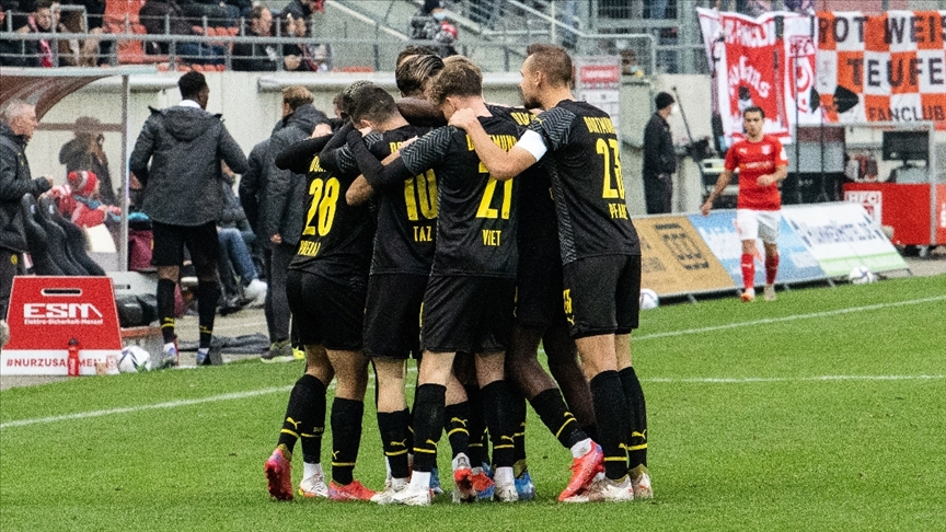 Borussia Dortmund, Stuttgart engelini iki golle geçti