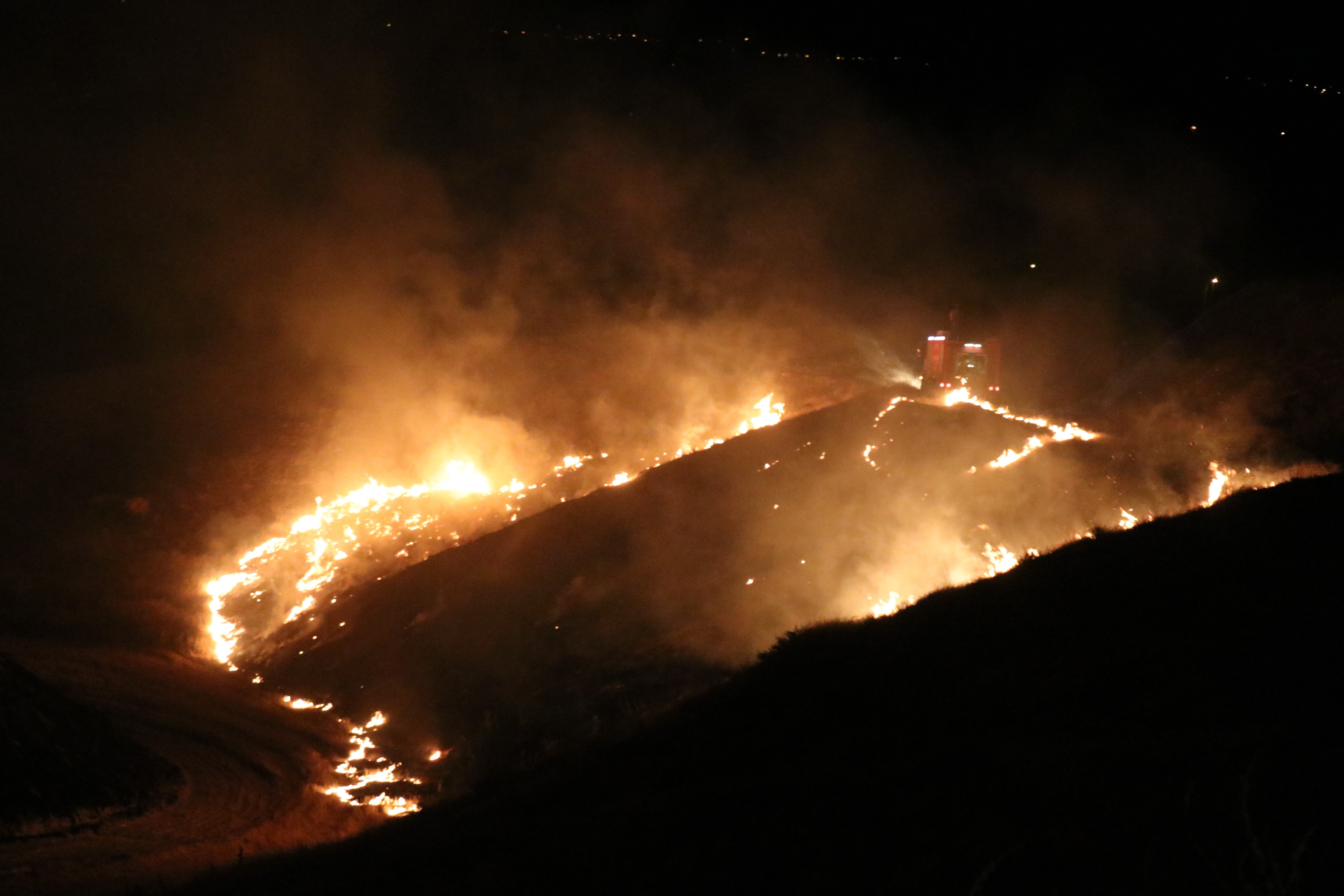 Boş arazide başlayan yangın 8 saattir sürüyor