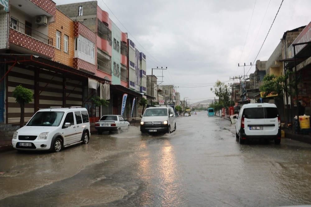 Boş cadde ve sokaklar göle döndü 