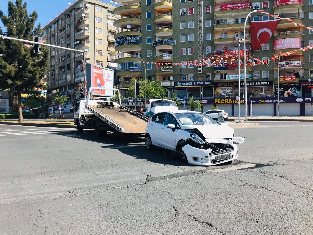 Boş caddede kaza yaptılar 