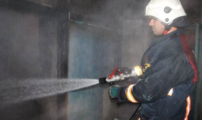 Boş evde çıkan yangın paniğe neden oldu