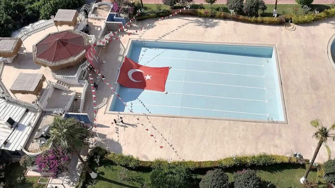 Boş havuzda çirkin görüntü! Türk bayrağına saygısız hareket